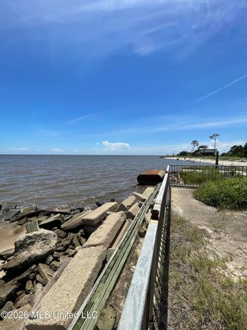 6113 Belle Fontaine Drive, Ocean Springs, MS 39564