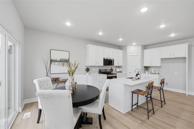 1458 S 91st Street, West Des Moines, IA 50266