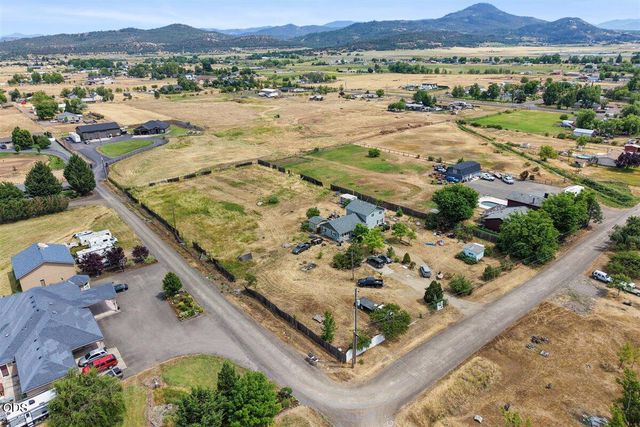 6950 Pico Drive, Medford, OR 97502