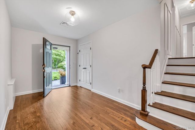 18 Pine Drive N, Roslyn, NY 11576