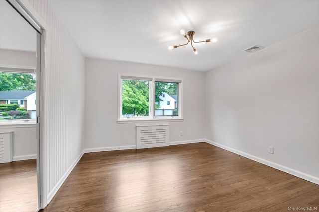18 Pine Drive N, Roslyn, NY 11576