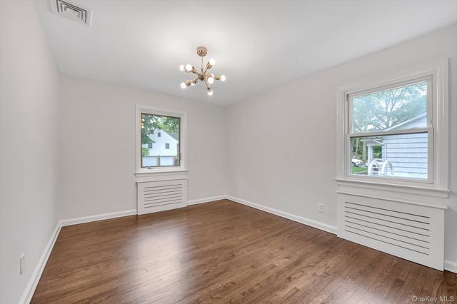 18 Pine Drive N, Roslyn, NY 11576