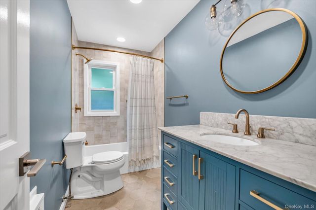 18 Pine Drive N, Roslyn, NY 11576