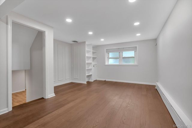 18 Pine Drive N, Roslyn, NY 11576
