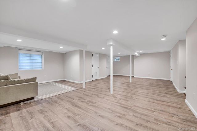 18 Pine Drive N, Roslyn, NY 11576