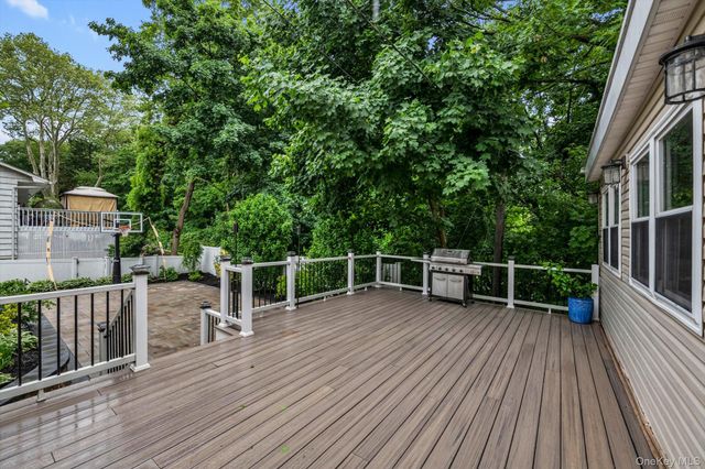 18 Pine Drive N, Roslyn, NY 11576