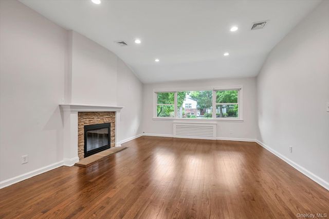 18 Pine Drive N, Roslyn, NY 11576