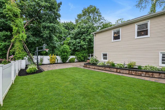 18 Pine Drive N, Roslyn, NY 11576