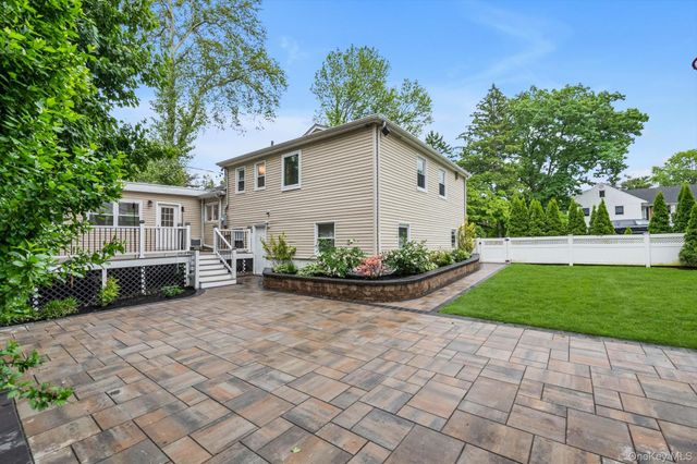 18 Pine Drive N, Roslyn, NY 11576