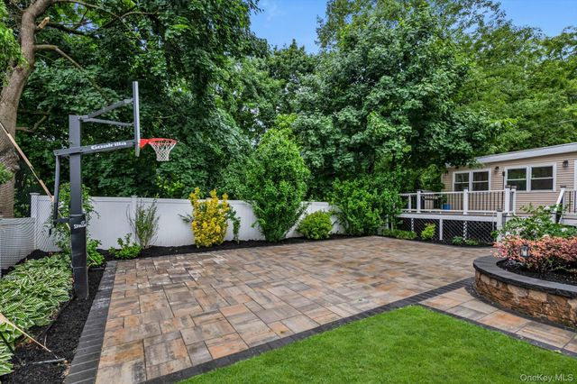 18 Pine Drive N, Roslyn, NY 11576