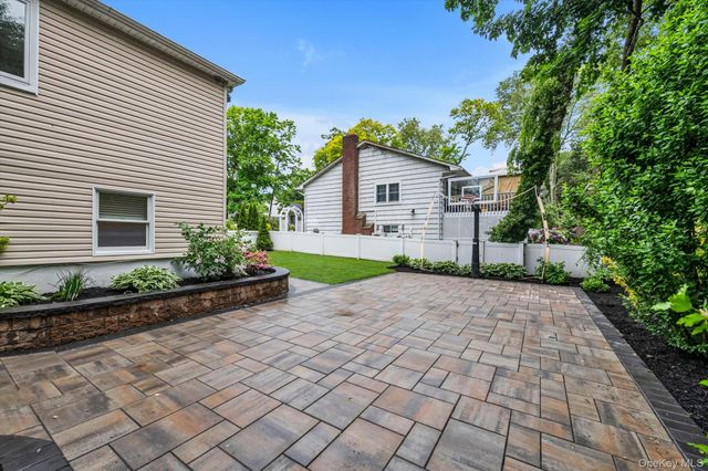 18 Pine Drive N, Roslyn, NY 11576