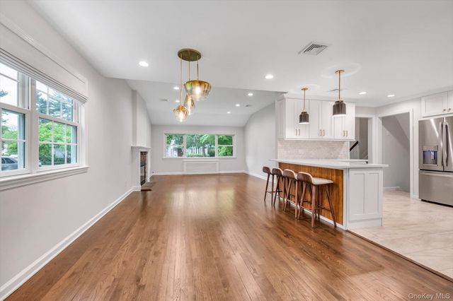 18 Pine Drive N, Roslyn, NY 11576