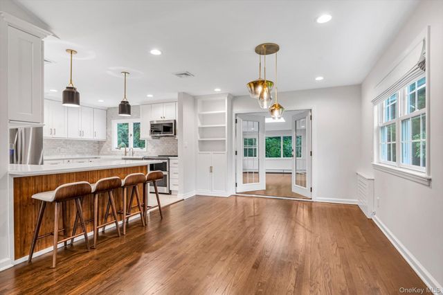 18 Pine Drive N, Roslyn, NY 11576