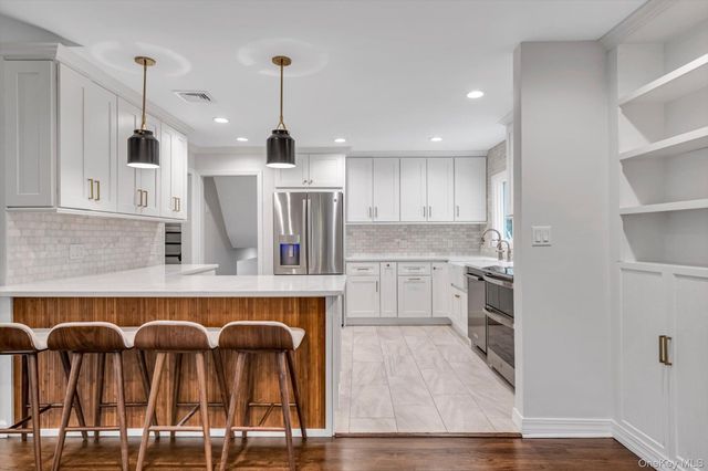 18 Pine Drive N, Roslyn, NY 11576
