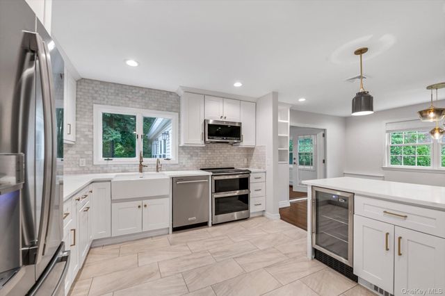 18 Pine Drive N, Roslyn, NY 11576