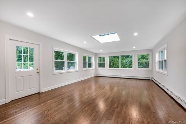 18 Pine Drive N, Roslyn, NY 11576