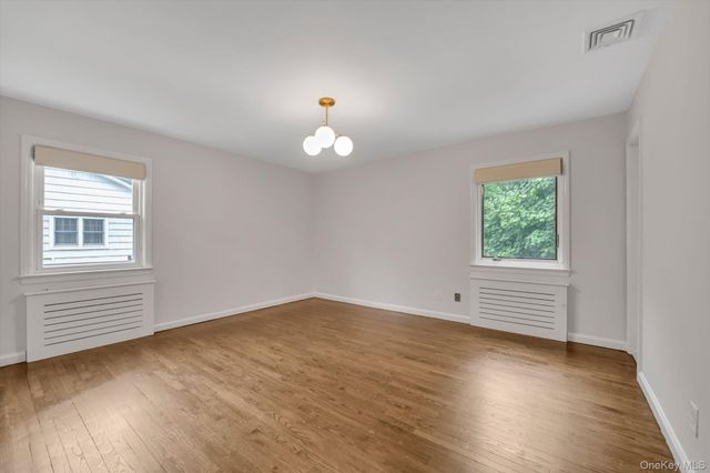 18 Pine Drive N, Roslyn, NY 11576