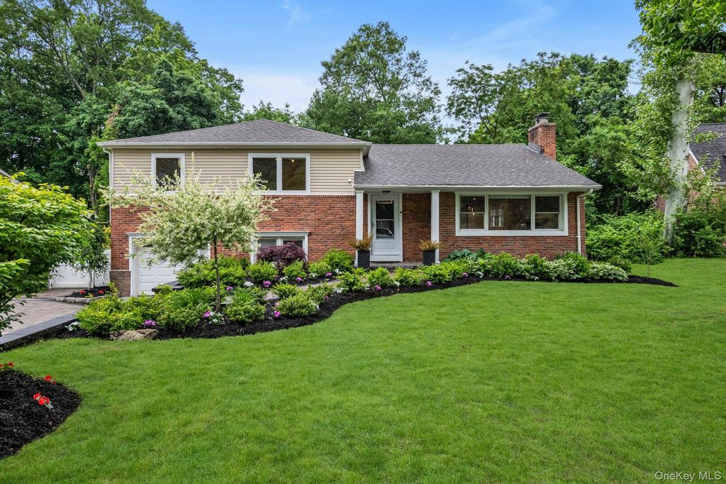 18 Pine Drive N, Roslyn, NY 11576