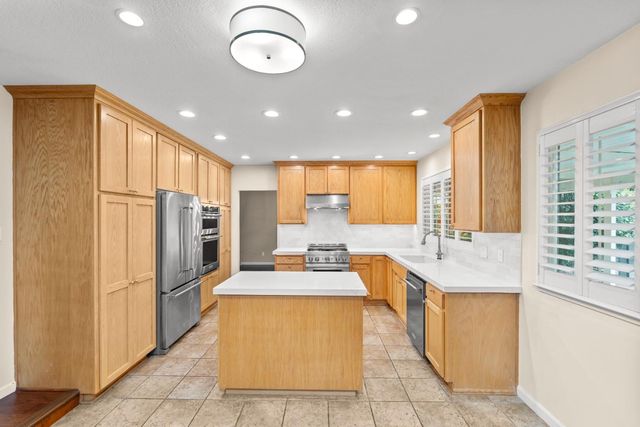 2219 Candlewood Pl, Riverbank, CA 95367