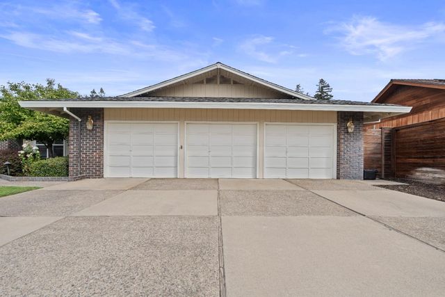 2219 Candlewood Pl, Riverbank, CA 95367