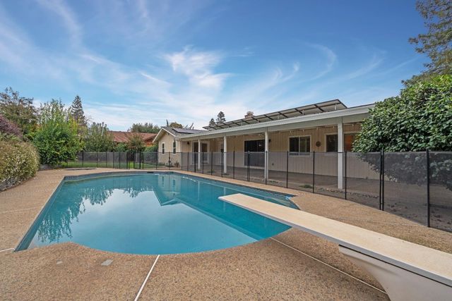 2219 Candlewood Pl, Riverbank, CA 95367