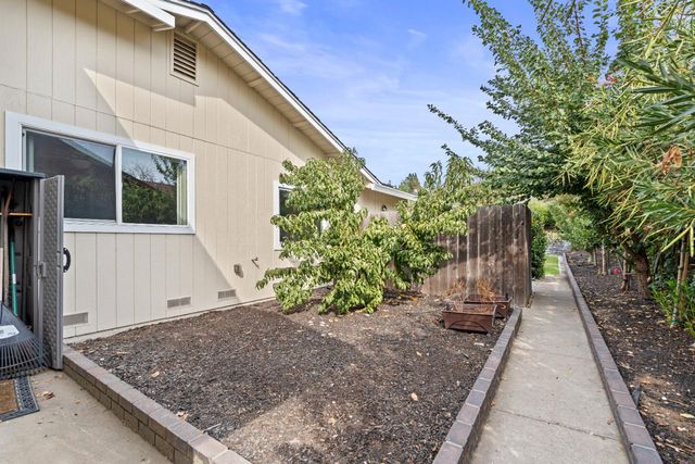 2219 Candlewood Pl, Riverbank, CA 95367