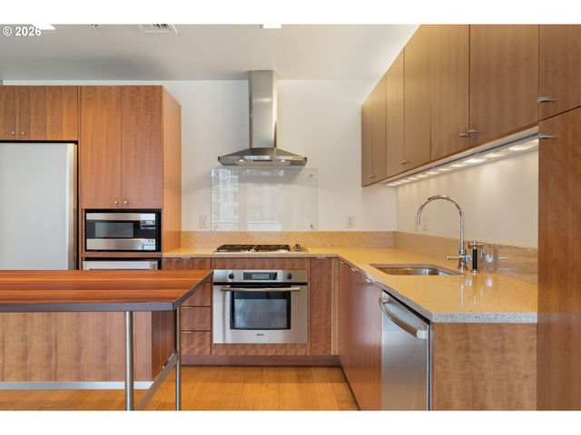 836 S CURRY St 706, Portland, OR 97239