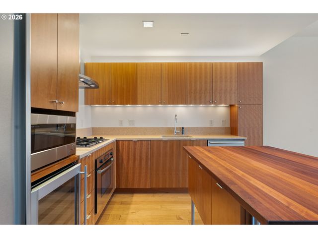 836 S CURRY St 706, Portland, OR 97239