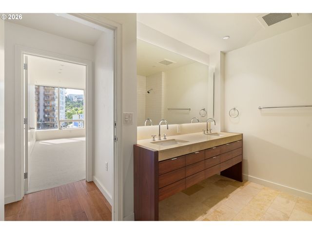 836 S CURRY St 706, Portland, OR 97239