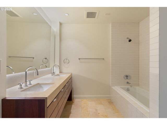 836 S CURRY St 706, Portland, OR 97239