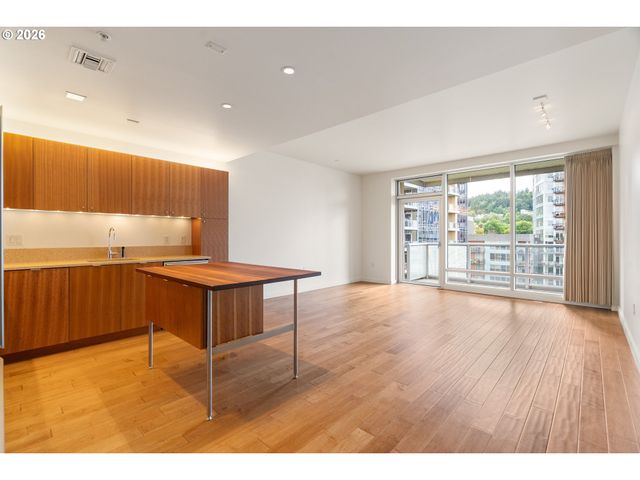 836 S CURRY St 706, Portland, OR 97239
