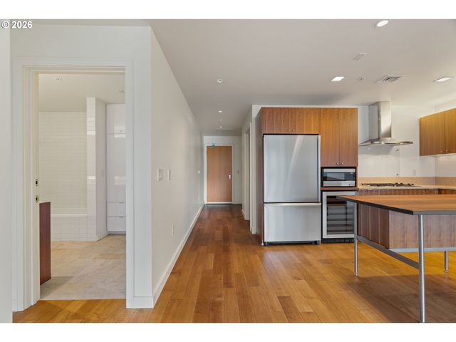 836 S CURRY St 706, Portland, OR 97239
