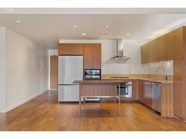 836 S CURRY St 706, Portland, OR 97239