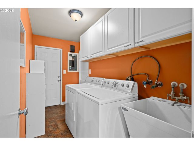 12115 Sw FAIRCREST St, Portland, OR 97225