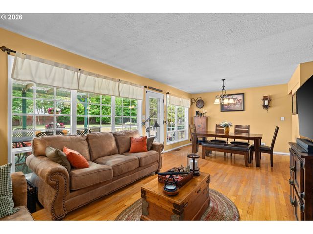 12115 Sw FAIRCREST St, Portland, OR 97225