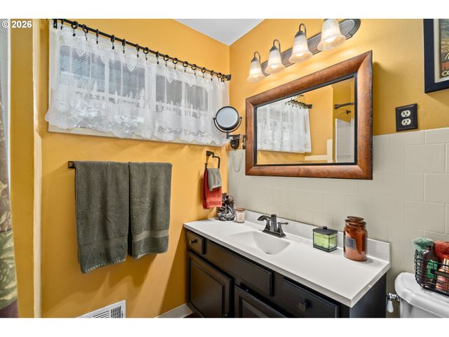 12115 Sw FAIRCREST St, Portland, OR 97225