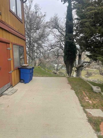 26020 Oakflat Drive, Tehachapi, CA 93561