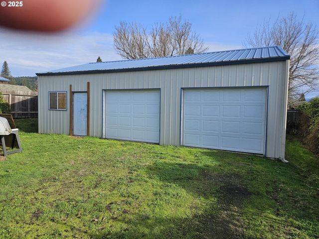 142 S COMSTOCK Ave, Sutherlin, OR 97479