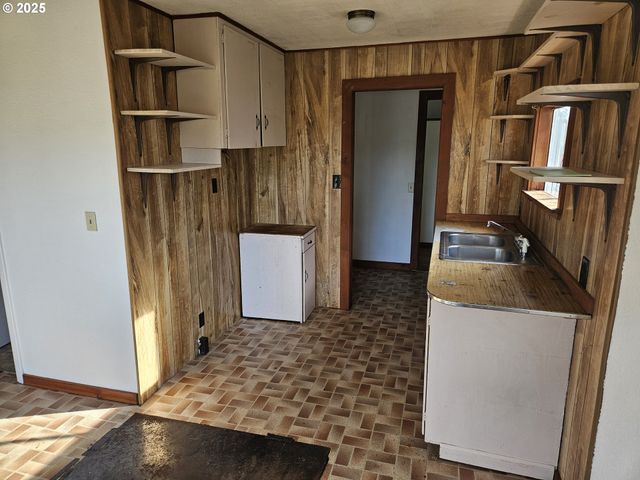 142 S COMSTOCK Ave, Sutherlin, OR 97479