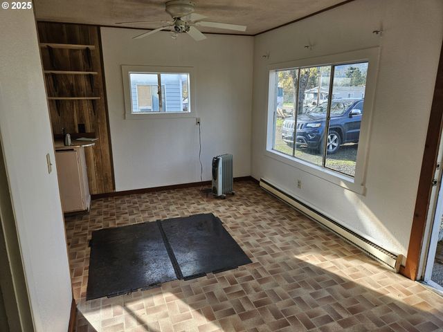 142 S COMSTOCK Ave, Sutherlin, OR 97479