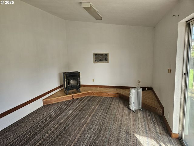 142 S COMSTOCK Ave, Sutherlin, OR 97479