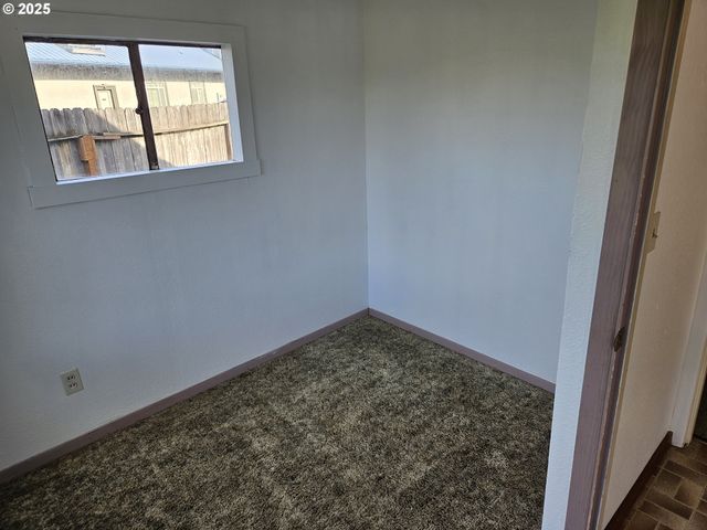 142 S COMSTOCK Ave, Sutherlin, OR 97479