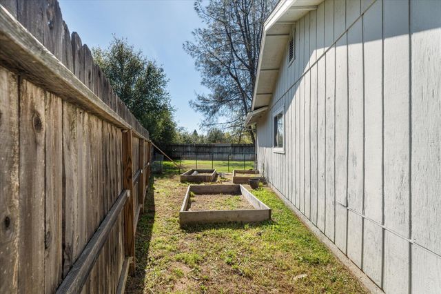 1750 Hawthorne Court, Redding, CA 96002