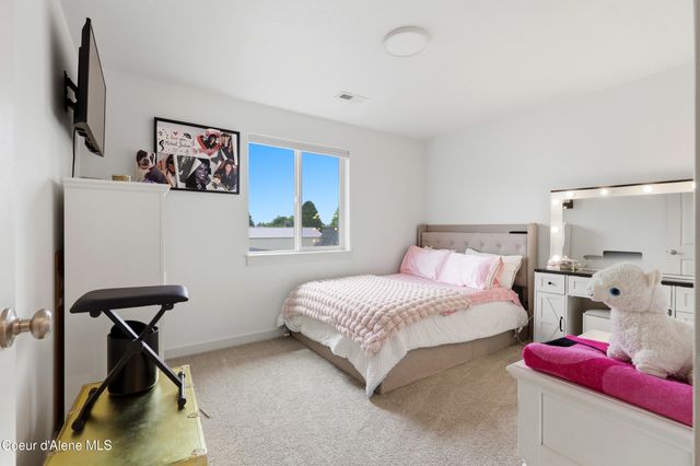 650 Ripatti Way, Hayden, ID 83835