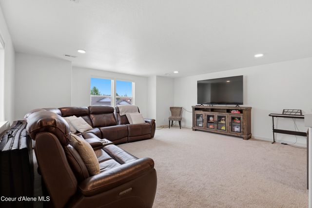 650 Ripatti Way, Hayden, ID 83835