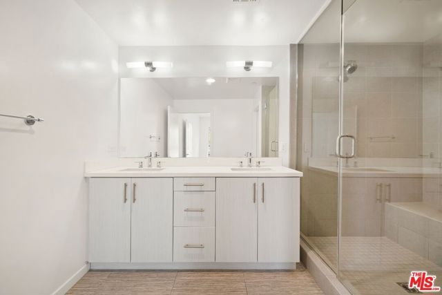 2930 Rowena Avenue 2, Los Angeles, CA 90039
