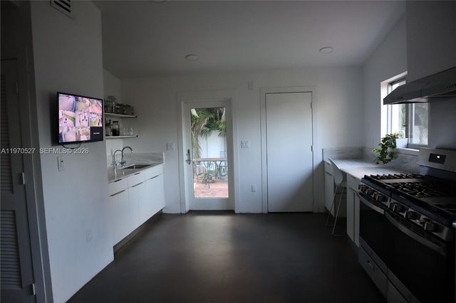 937 NE 171st St, Miami, FL 33162