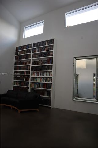 937 NE 171st St, Miami, FL 33162