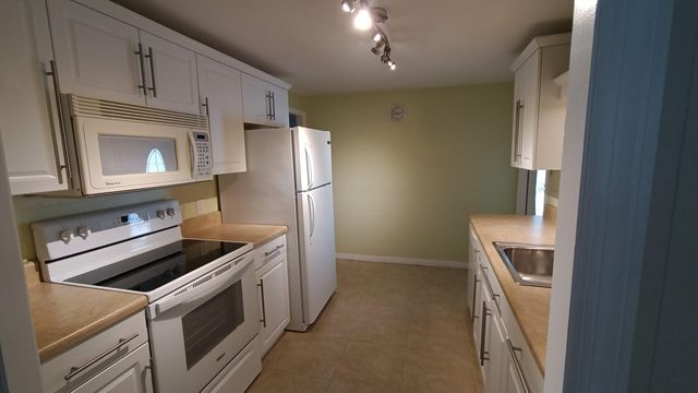 8128 South St, Boca Raton, FL 33433