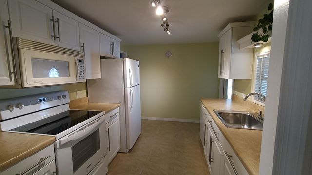 8128 South St, Boca Raton, FL 33433